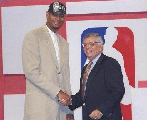 边路传中落 边路传中落